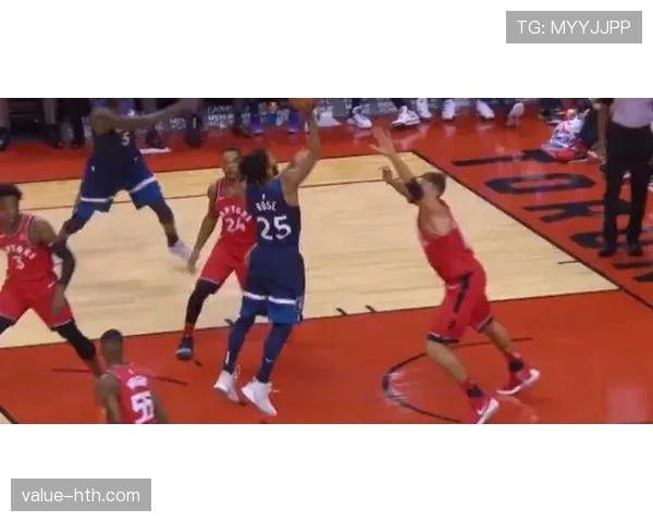 爱德华兹三分命中率提升显著 拉开球队进攻空间